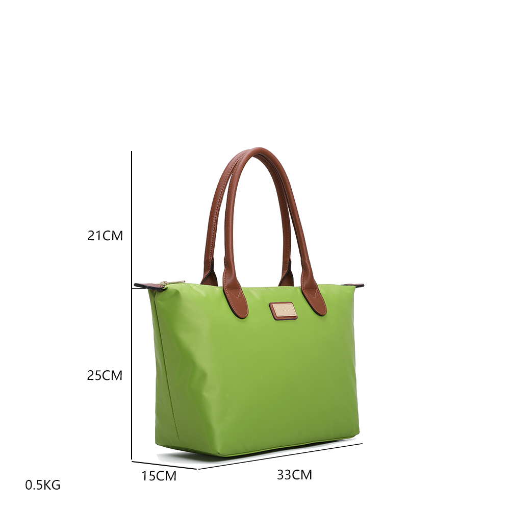 Eine grüne Tragetasche mit braunen Griffen und Details. Maße: 21 cm Höhe, 25 cm Breite, 15 cm Tiefe und 33 cm Länge. Gewicht: 0,5 kg.