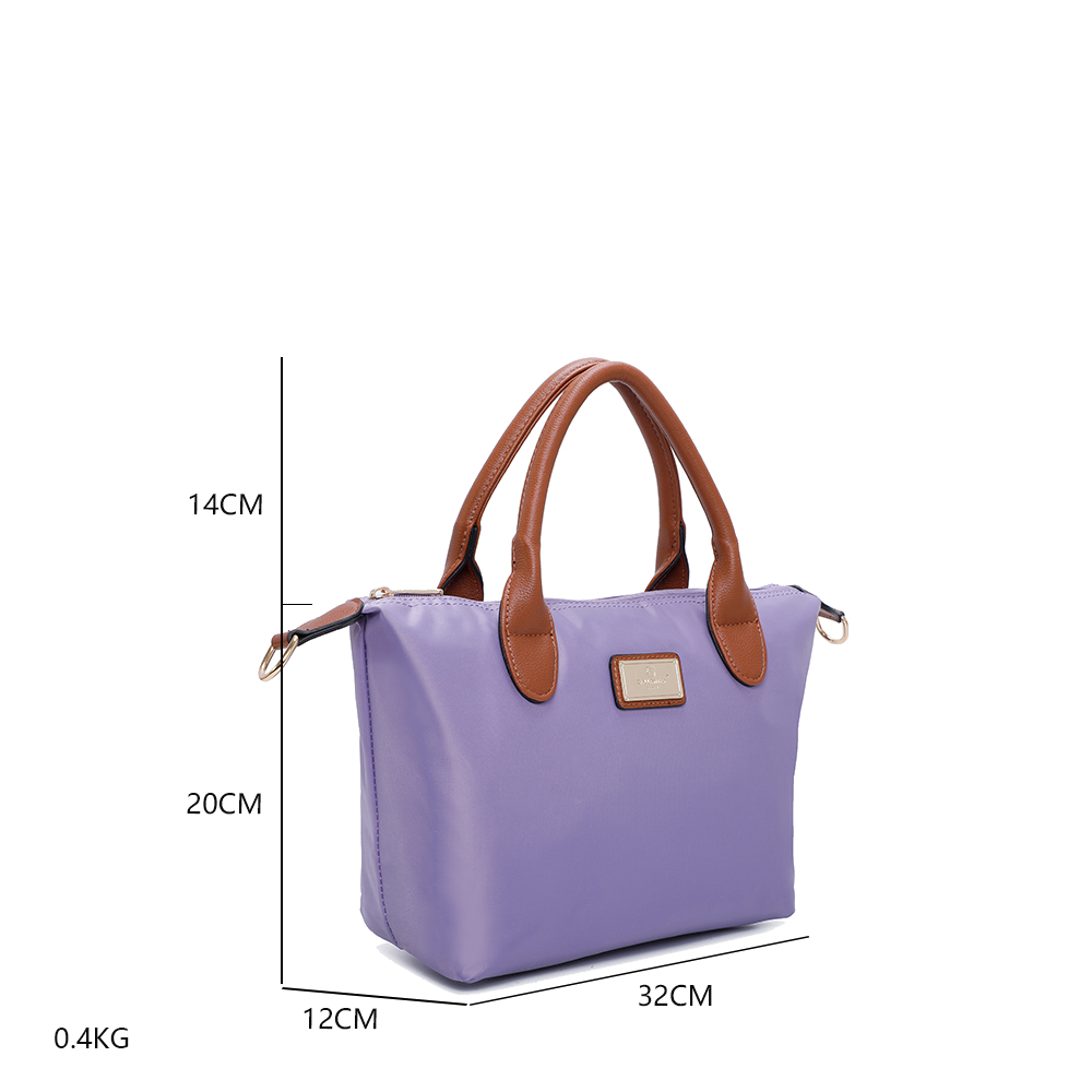 Eine lavendelfarbene Handtasche mit braunen Griffen. Maße: 32 cm breit, 20 cm hoch, 12 cm tief. Gewicht: 0,4 kg.
