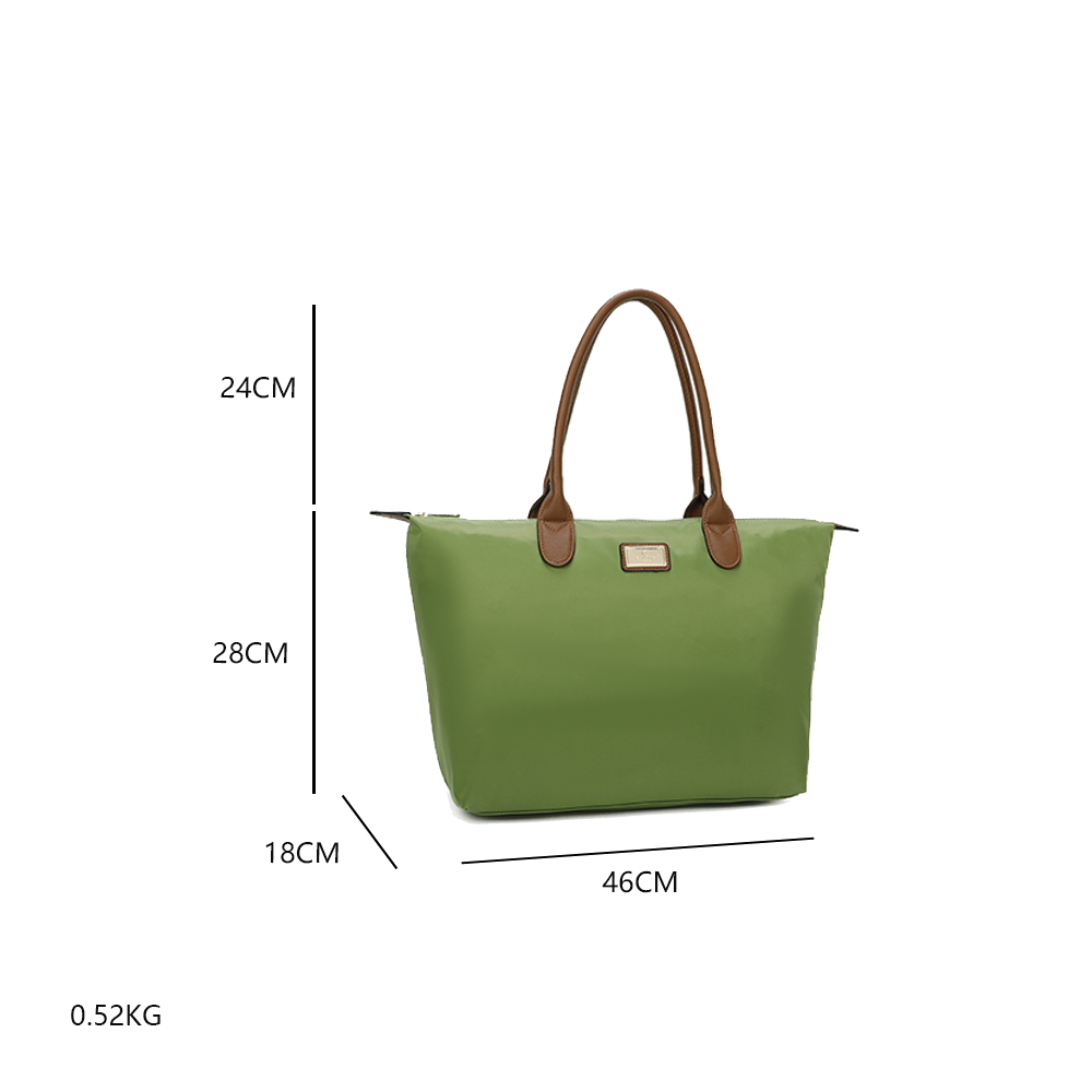 Grüne Tragetasche mit braunen Griffen. Abmessungen: 46 cm breit, 28 cm hoch, 18 cm tief. Gewicht 0,52 kg. Der Hintergrund ist weiß.
