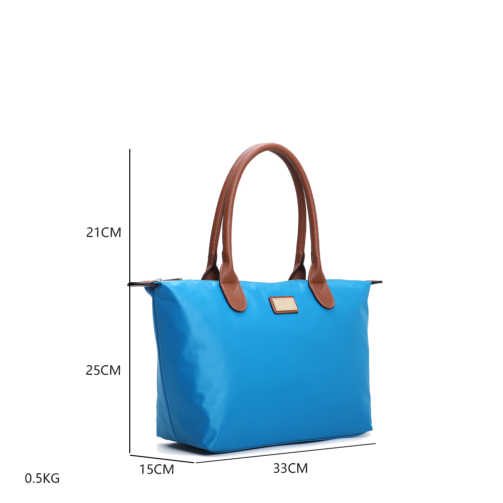 Un bolso tote azul con asas y detalles marrones. Medidas: 21 cm alto, 25 cm largo, 15 cm ancho, 33 cm base. Peso: 0,5 kg.