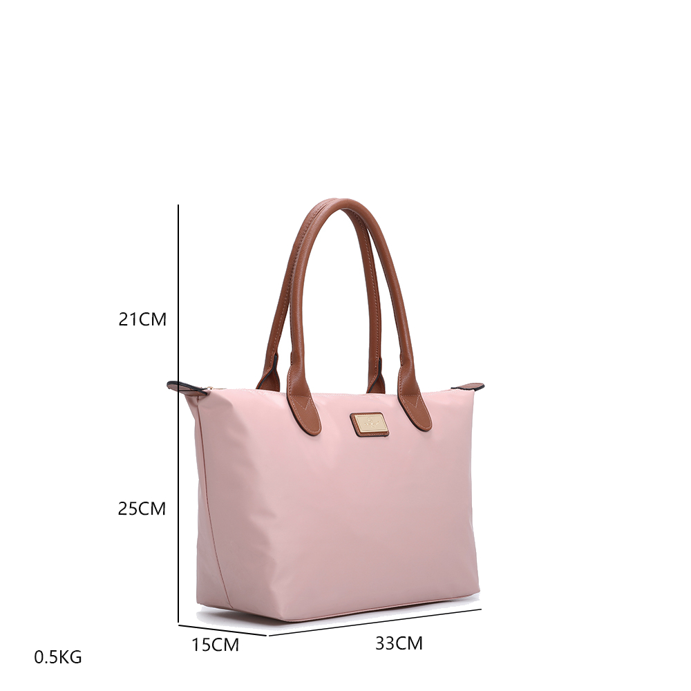 Un bolso tote rosa con asas marrones y un pequeño emblema dorado. Dimensiones: 21 cm de alto, 25 cm de largo, 15 cm de ancho y 33 cm de base.