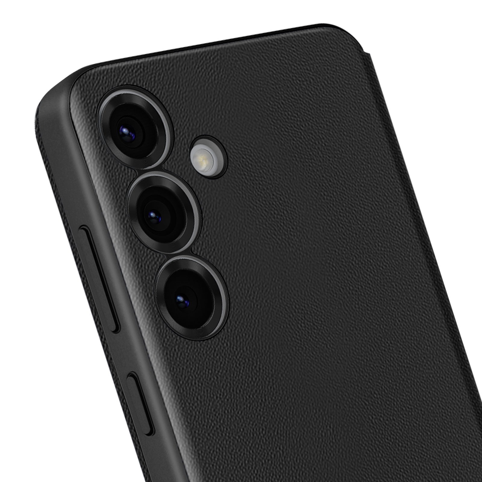 Primo piano del modulo fotocamera di un telefono nero con tre lenti e un flash. Il telefono ha un retro strutturato.
