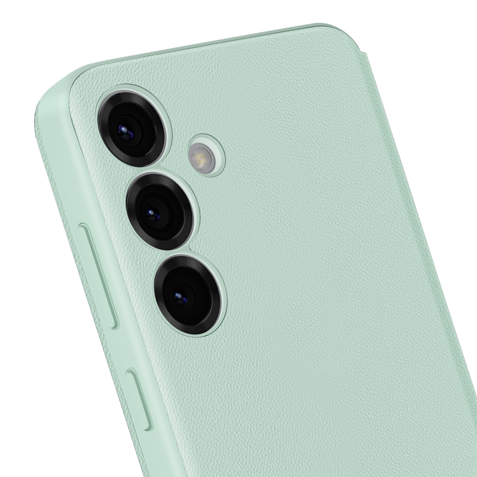 Primo piano di un telefono verde menta. Sono visibili tre lenti della fotocamera e un flash.