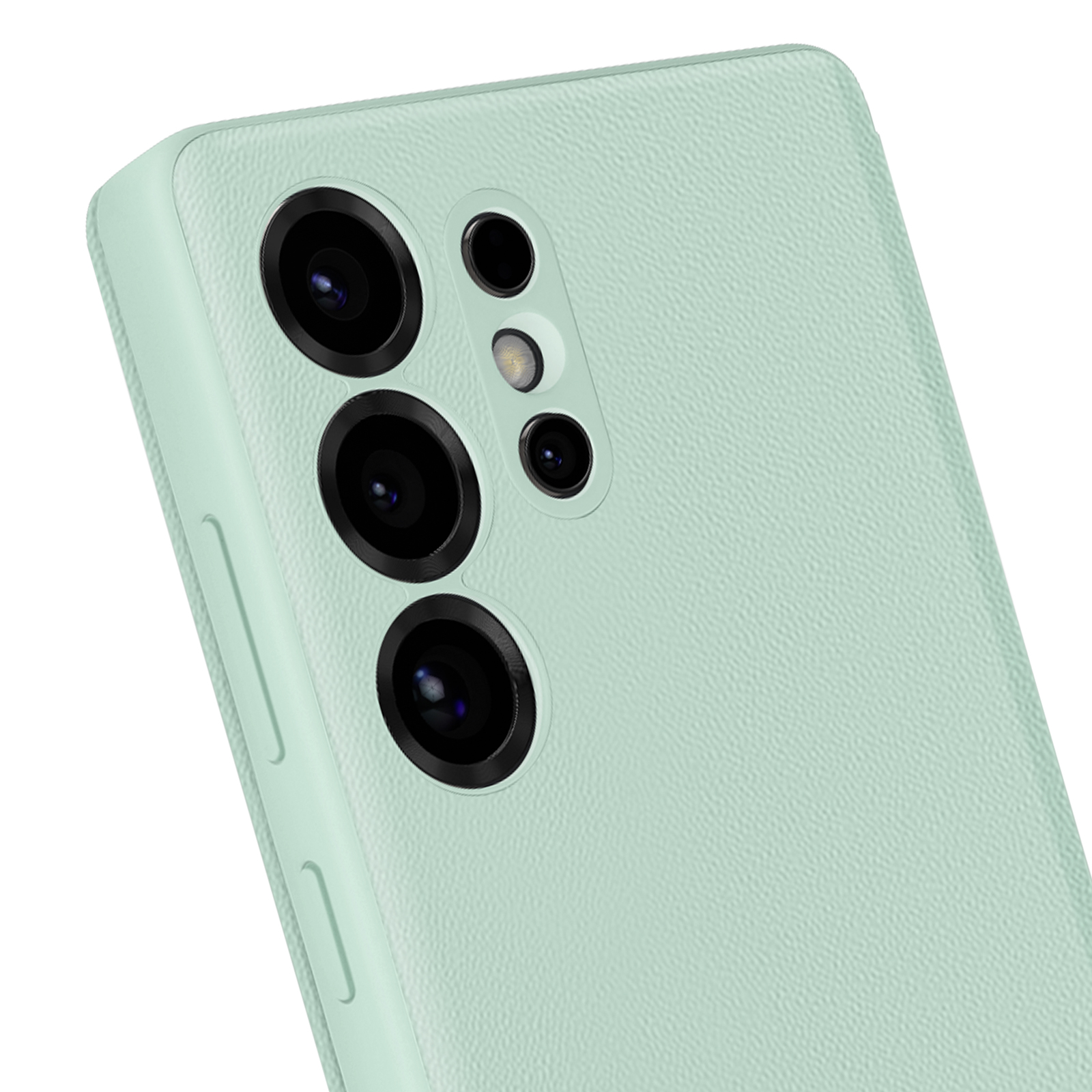 Primo piano di una custodia per telefono verde menta con più lenti della fotocamera e superficie strutturata.
