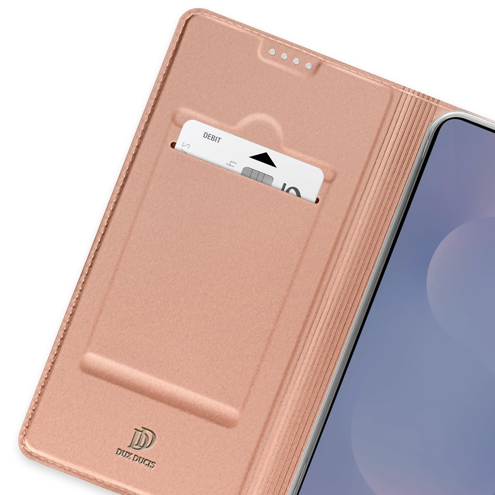 Una custodia per telefono color oro rosa con una carta di debito in uno slot. Un telefono è visibile a destra. La custodia ha un logo.