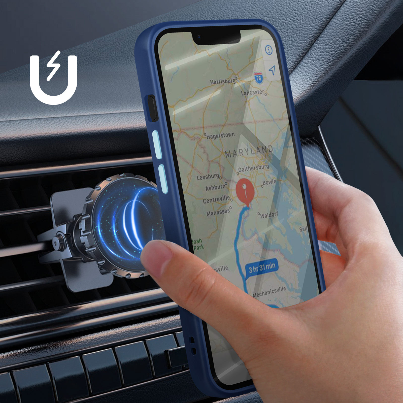 Een telefoon in een blauwe hoes toont een kaart. Een hand houdt de telefoon vast bij een ventilatierooster van de auto.