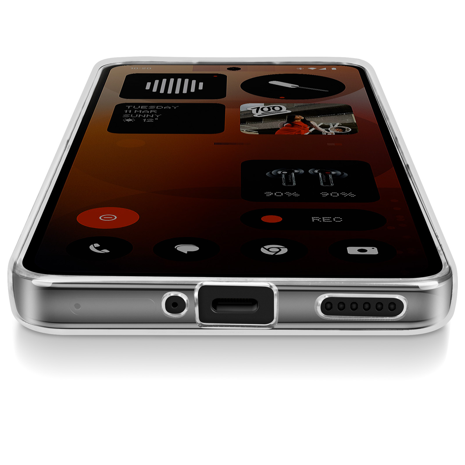 Smartphone avec une coque transparente. L'écran affiche des widgets et une photo. Le téléphone est incliné.