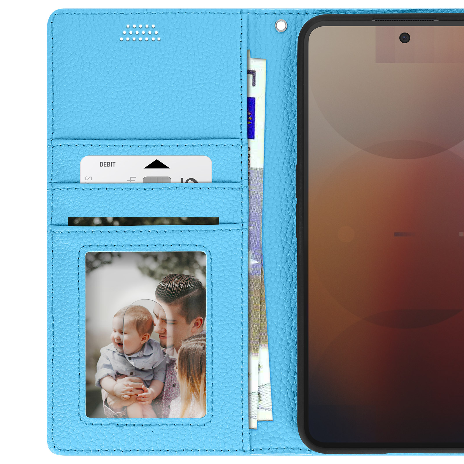 Custodia blu per telefono con telefono. C'è una foto di famiglia all'interno. C'è anche una carta di credito e dei soldi all'interno.