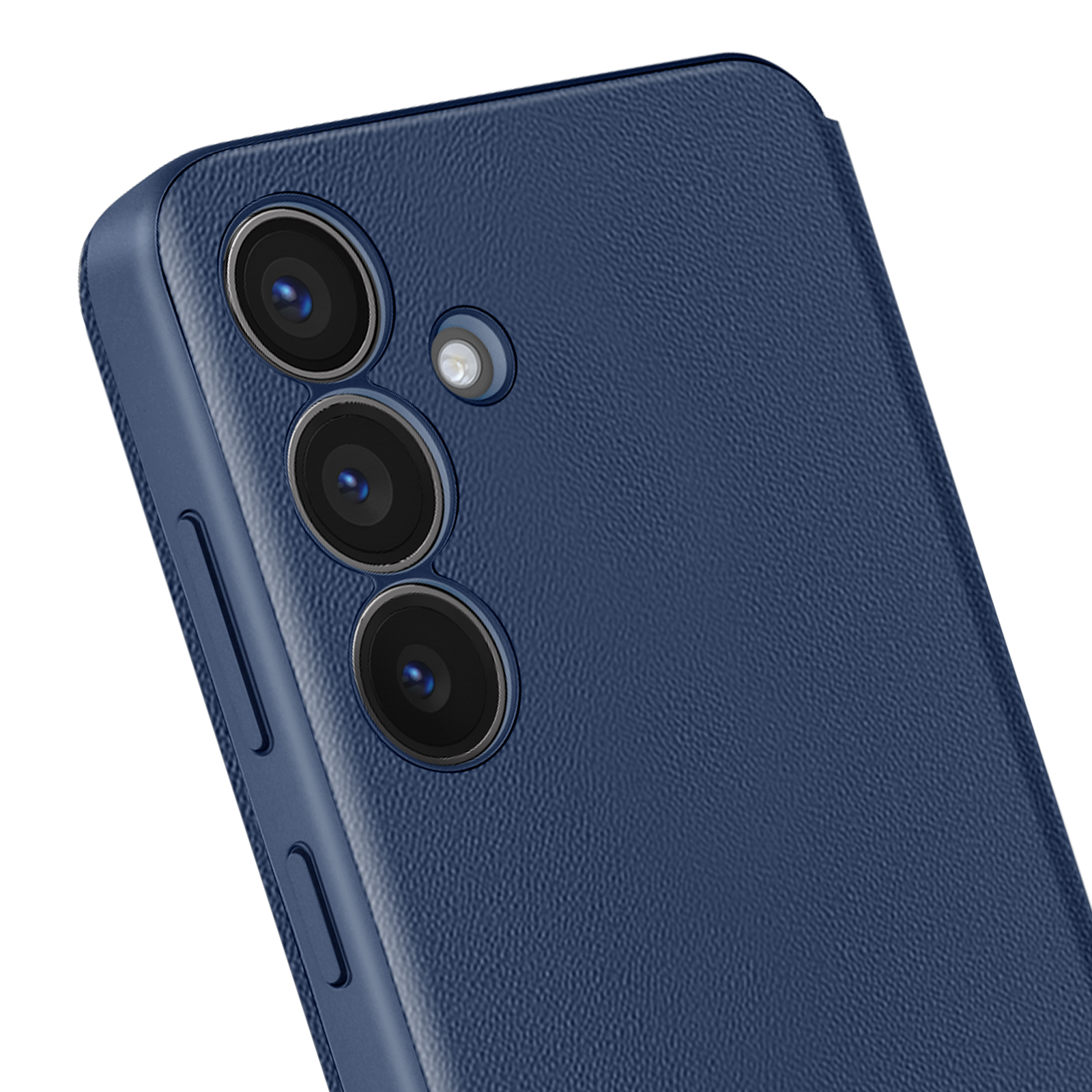 Primo piano di un telefono blu, con tre obiettivi. Il telefono ha una superficie strutturata. Sfondo bianco.