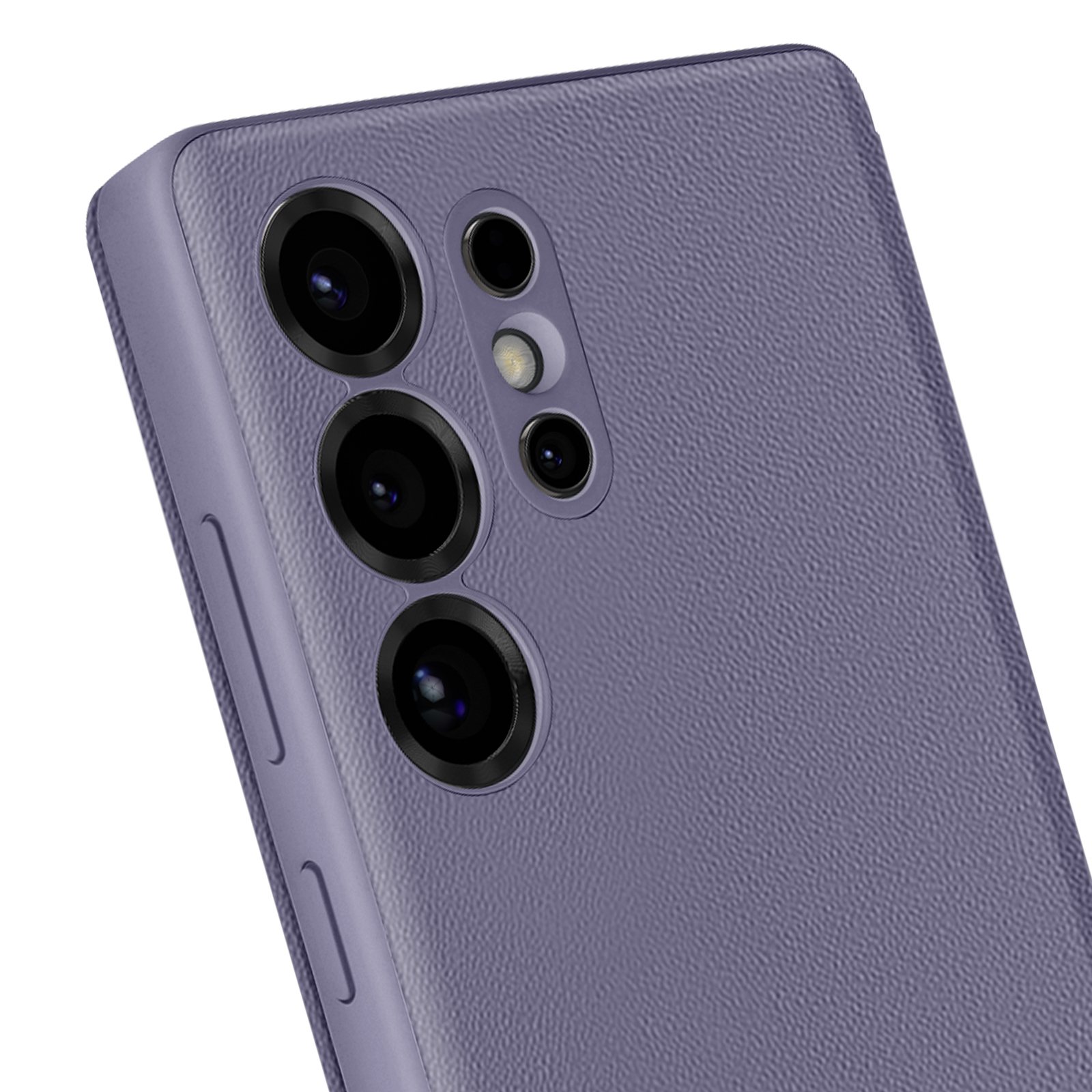 Primo piano della parte posteriore di uno smartphone viola con più lenti e superficie strutturata.