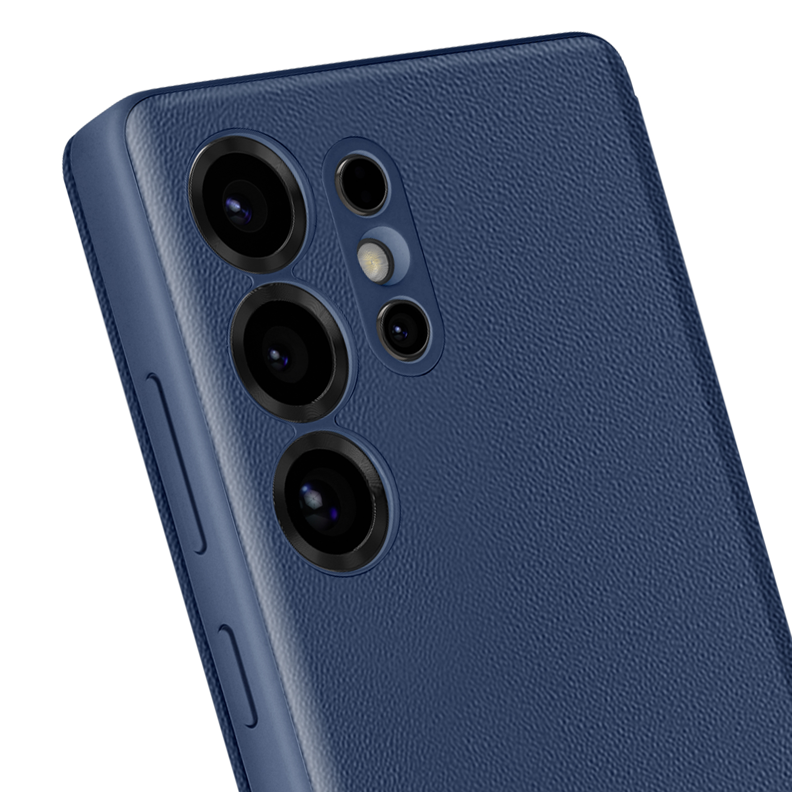 Un primo piano di una custodia blu per telefono con più obiettivi e una superficie strutturata, leggermente angolata.