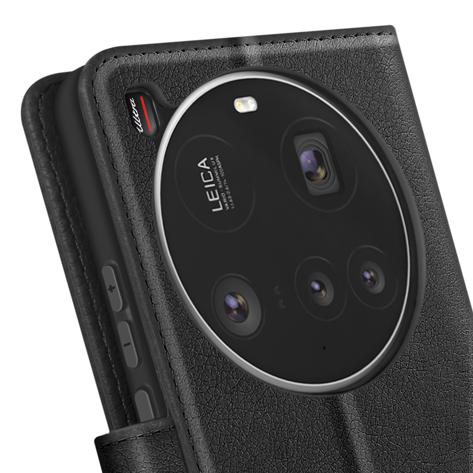 Gros plan d'un téléphone noir avec appareil photo Leica. Étui en cuir, boutons de volume et le mot 'ultra' sont visibles.