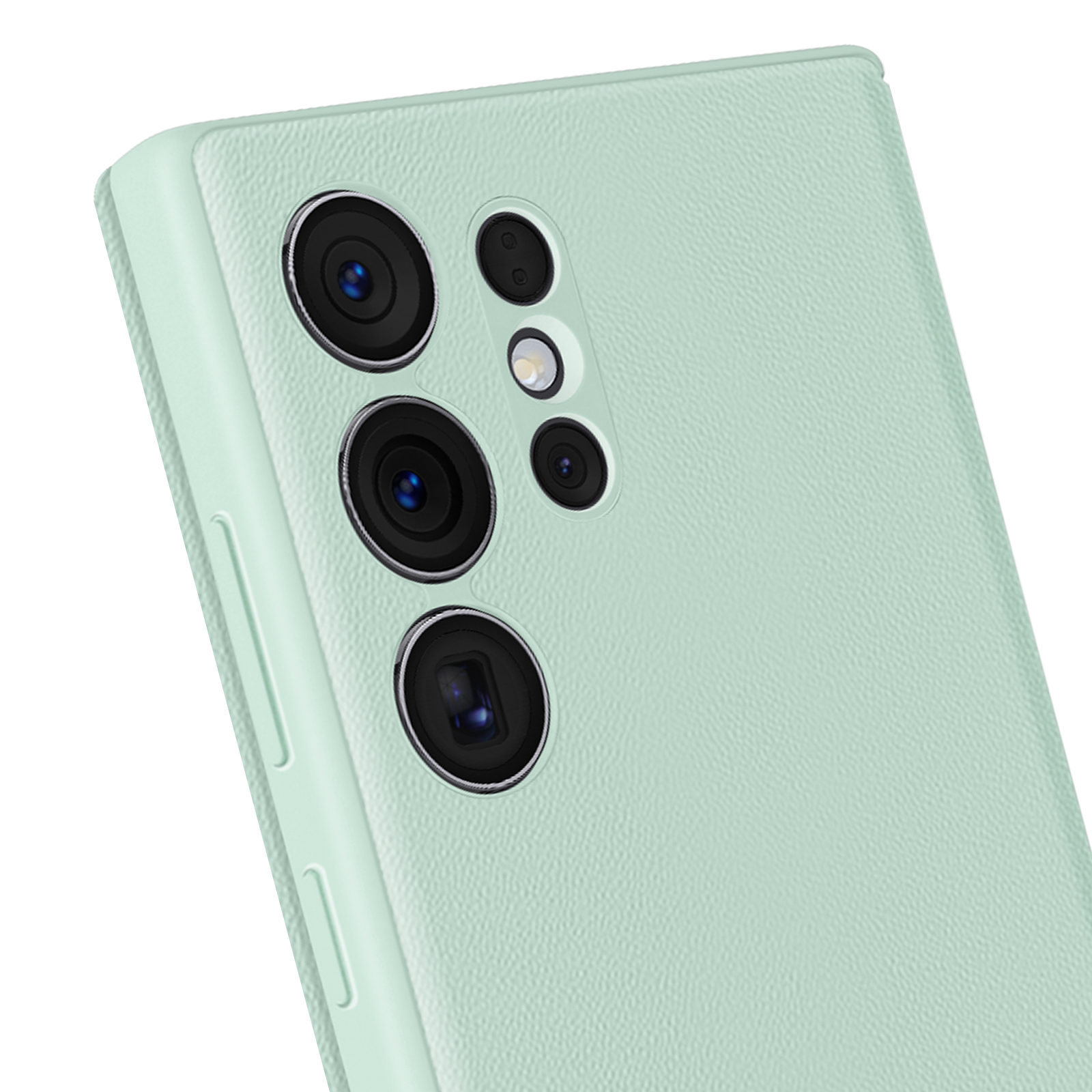 Primo piano di un telefono verde menta con più obiettivi. Il telefono ha un retro strutturato ed è angolato verso lo spettatore.