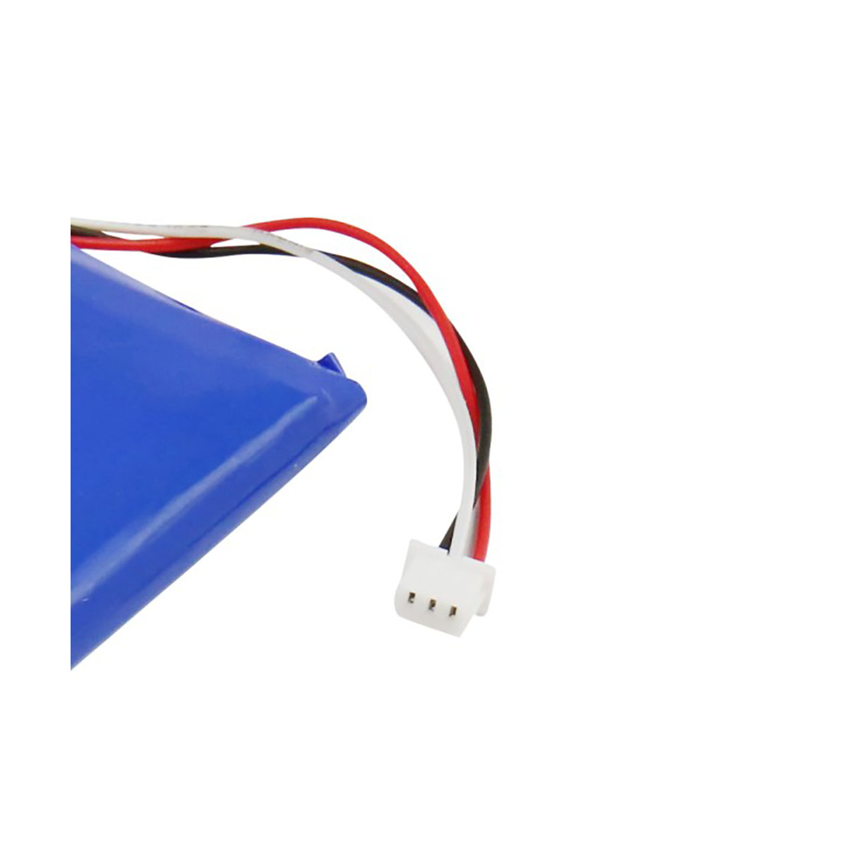 Ein blauer Akku mit roten, schwarzen und weißen Drähten, die mit einem weißen Stecker verbunden sind, vor weißem Hintergrund.