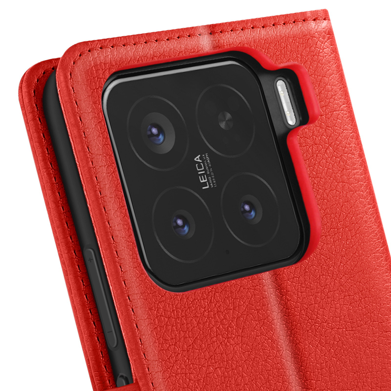 Custodia per telefono in pelle rossa con modulo fotocamera nero, quattro lenti e logo Leica.