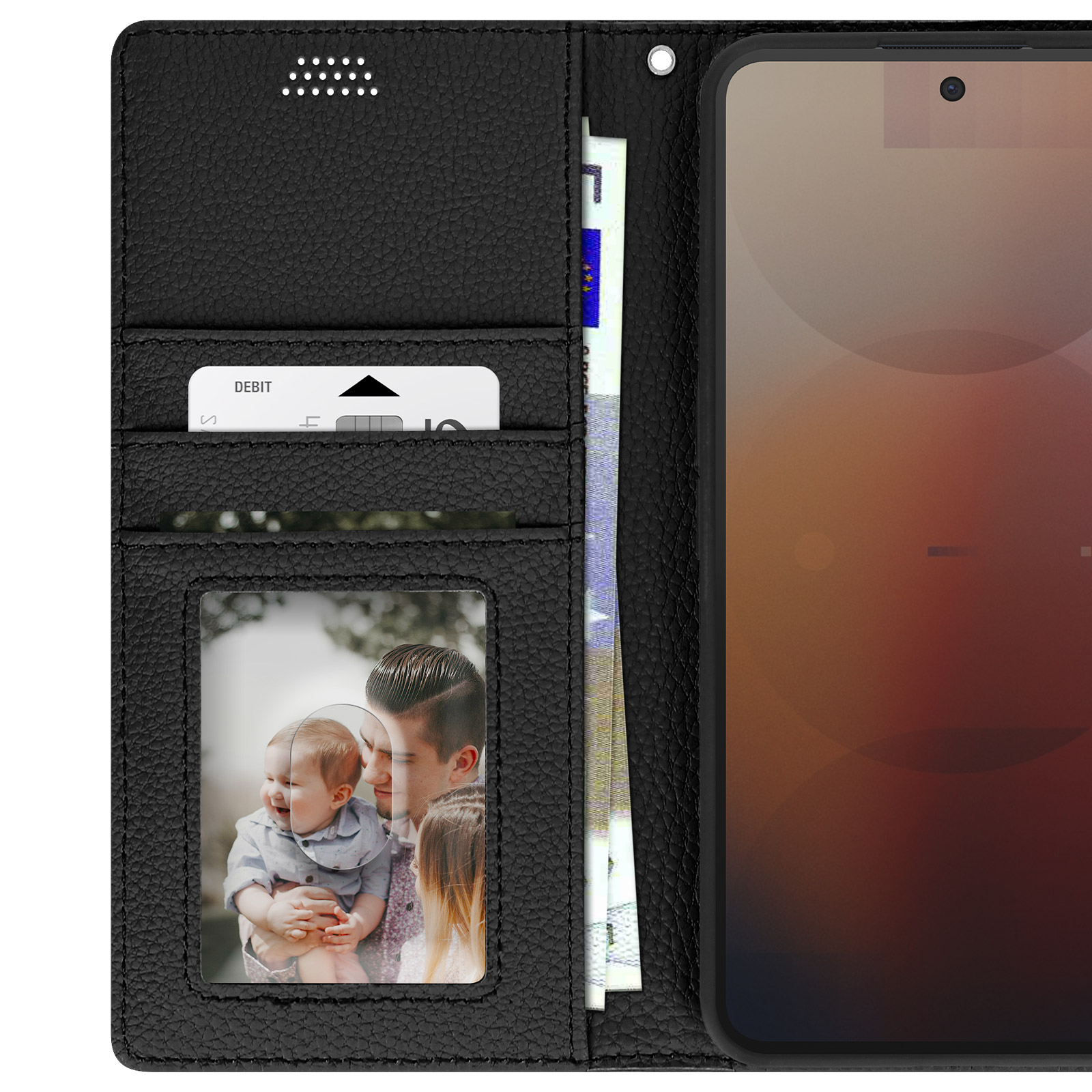 Custodia per telefono in pelle nera con foto di famiglia, carta di debito e contanti. Schermo del telefono con sfumatura.