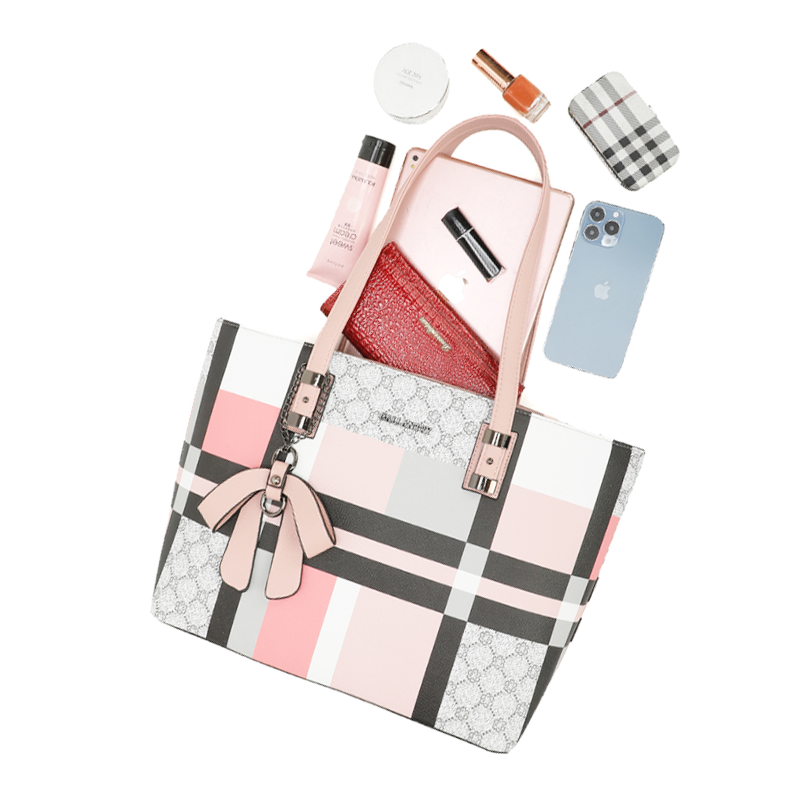 Un bolso tote estampado con cuadrados rosas, blancos y grises. Artículos como un teléfono, una billetera y cosméticos están dispuestos alrededor.