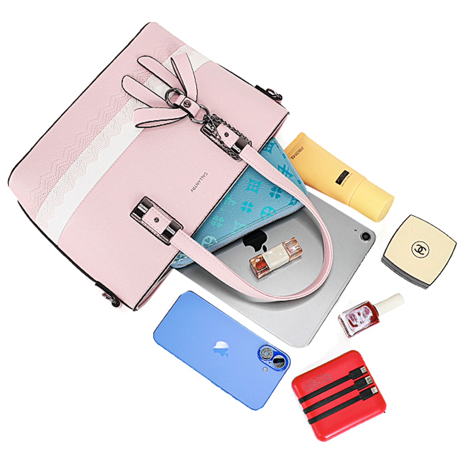 Bolso rosa con accesorios. Incluye un teléfono azul, tableta, maquillaje y cargador sobre fondo blanco.