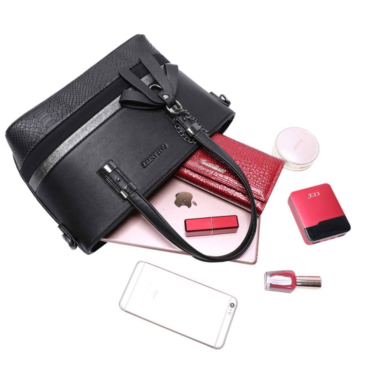 Un bolso negro con lazo, una cartera roja, un teléfono, un lápiz labial, cosméticos y esmalte de uñas se muestran sobre una superficie blanca.