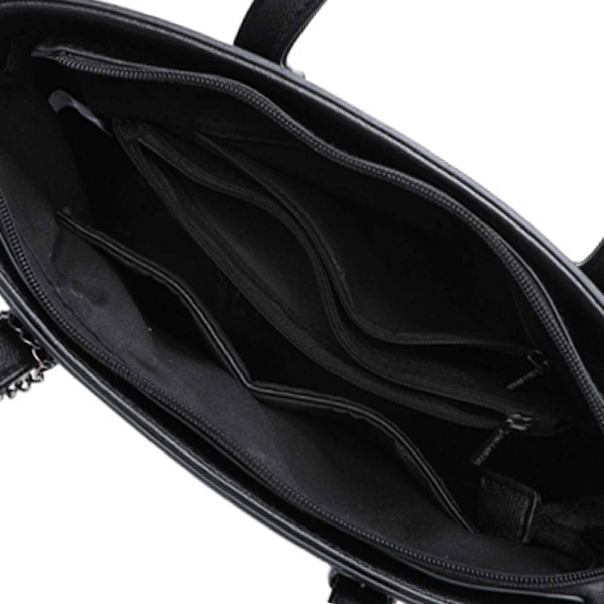Bolso negro abierto con múltiples compartimentos y cremalleras. Asa visible en la parte superior. Interior oscuro.