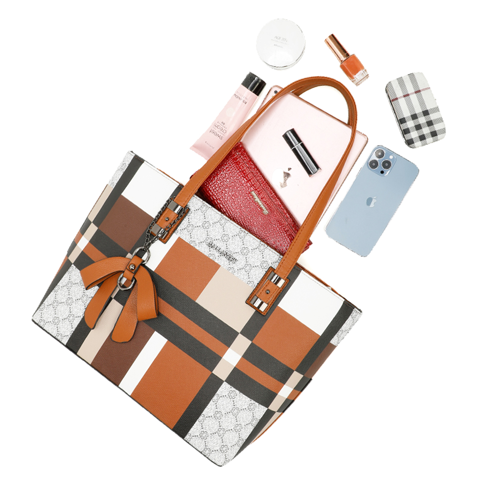 Un bolso con cosméticos, teléfono y cartera sobre un fondo blanco. El bolso tiene un estampado a cuadros marrón y blanco.