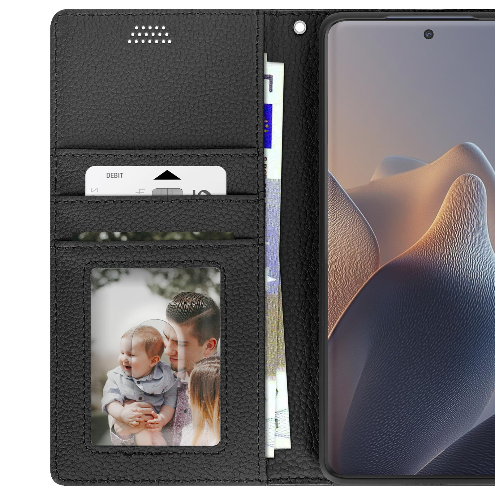 Schwarzes Lederetui offen, mit Debitkarte, Geld und einem Familienfoto mit einem Telefon.