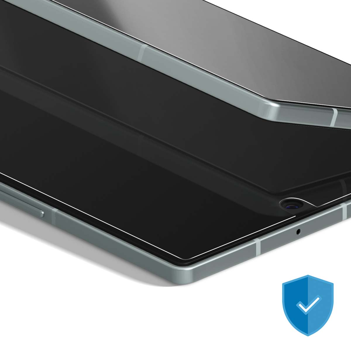 Un tablet con schermo nero e cornice argentata è parzialmente aperto. Uno scudo blu con un segno di spunta è nell'angolo.