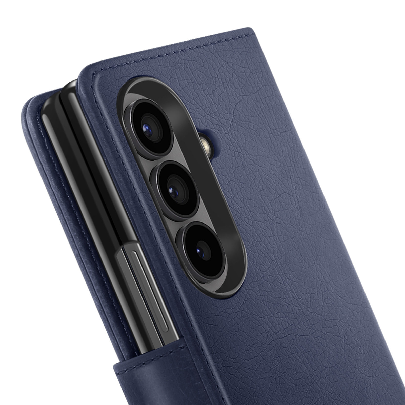 Primo piano di una custodia blu con telefono all'interno. La custodia ha tre obiettivi.
