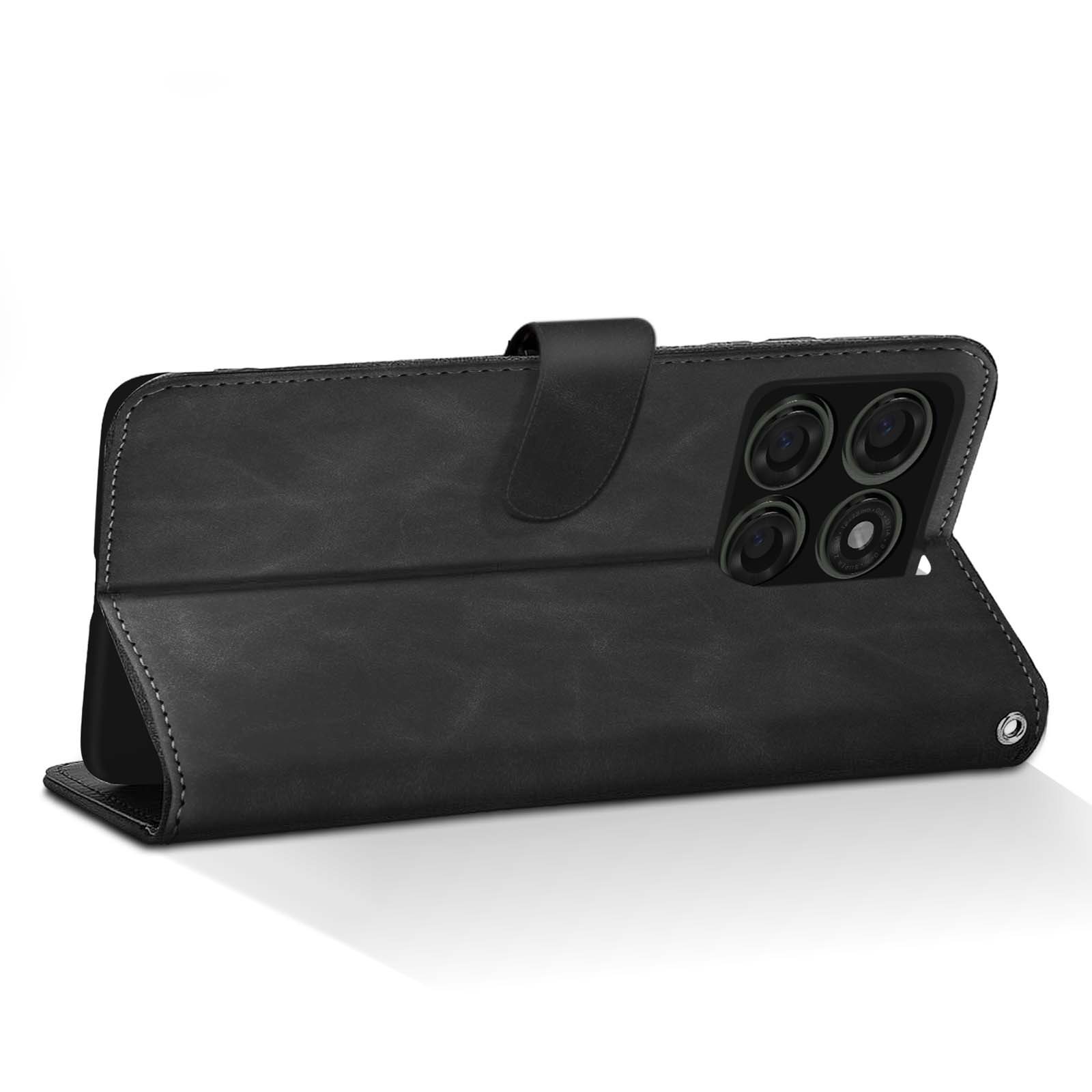 Una custodia per telefono in pelle nera è aperta, mostrando le lenti della fotocamera del telefono. La custodia ha un cinturino magnetico.