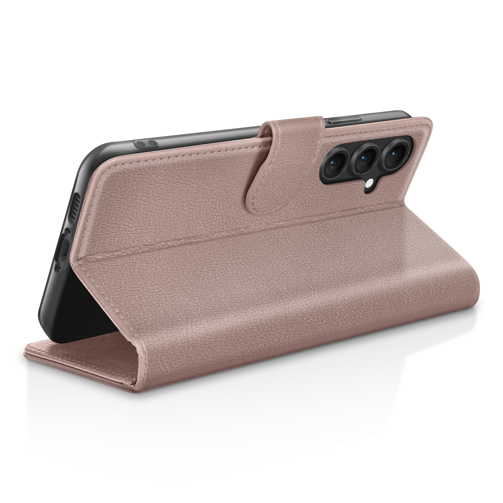 Un téléphone dans un étui en cuir rose poussiéreux, ouvert et calé. Le téléphone a trois caméras.