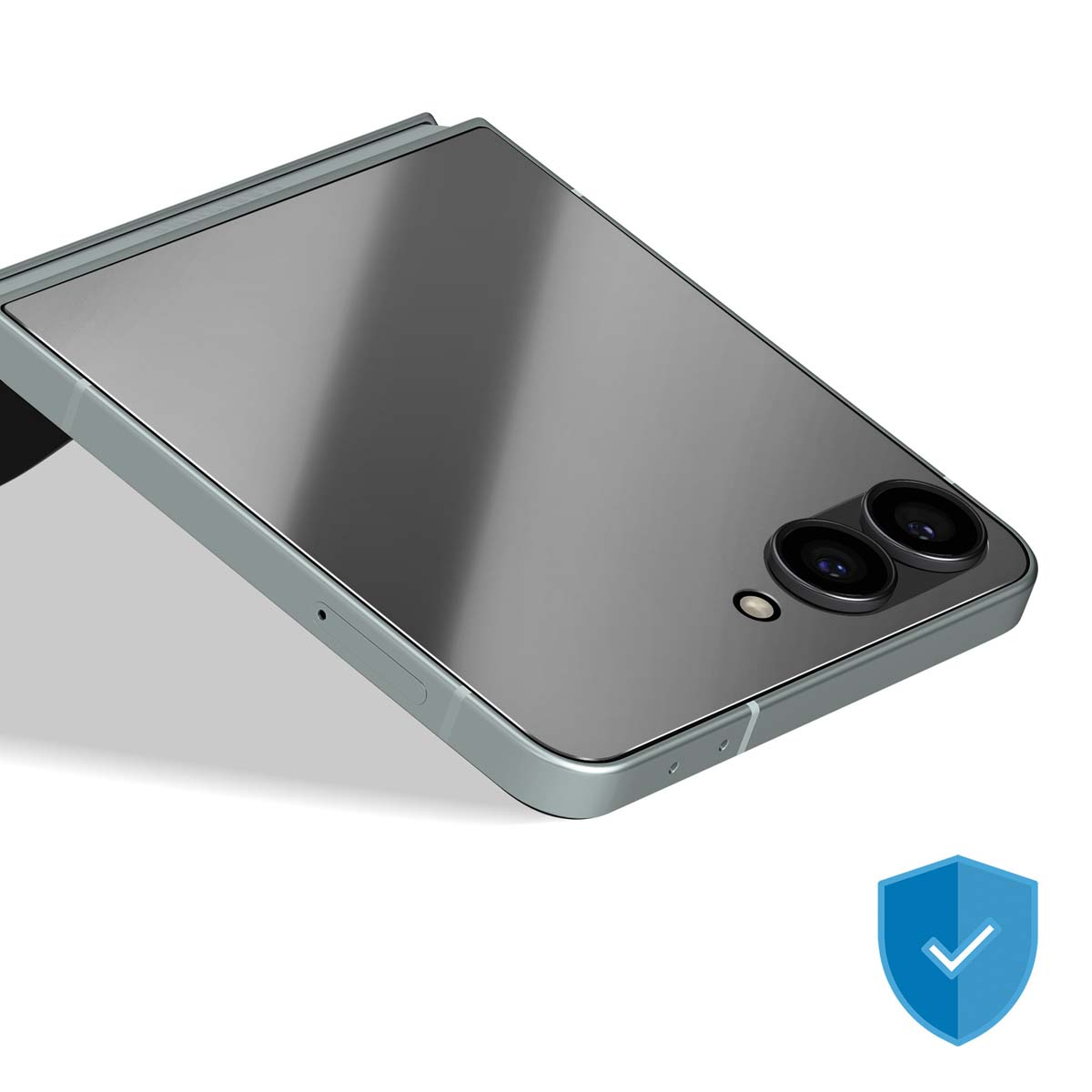 Un smartphone gris avec deux objectifs, un flash et un bouton d'alimentation. Le téléphone est légèrement incliné, avec un fond blanc.