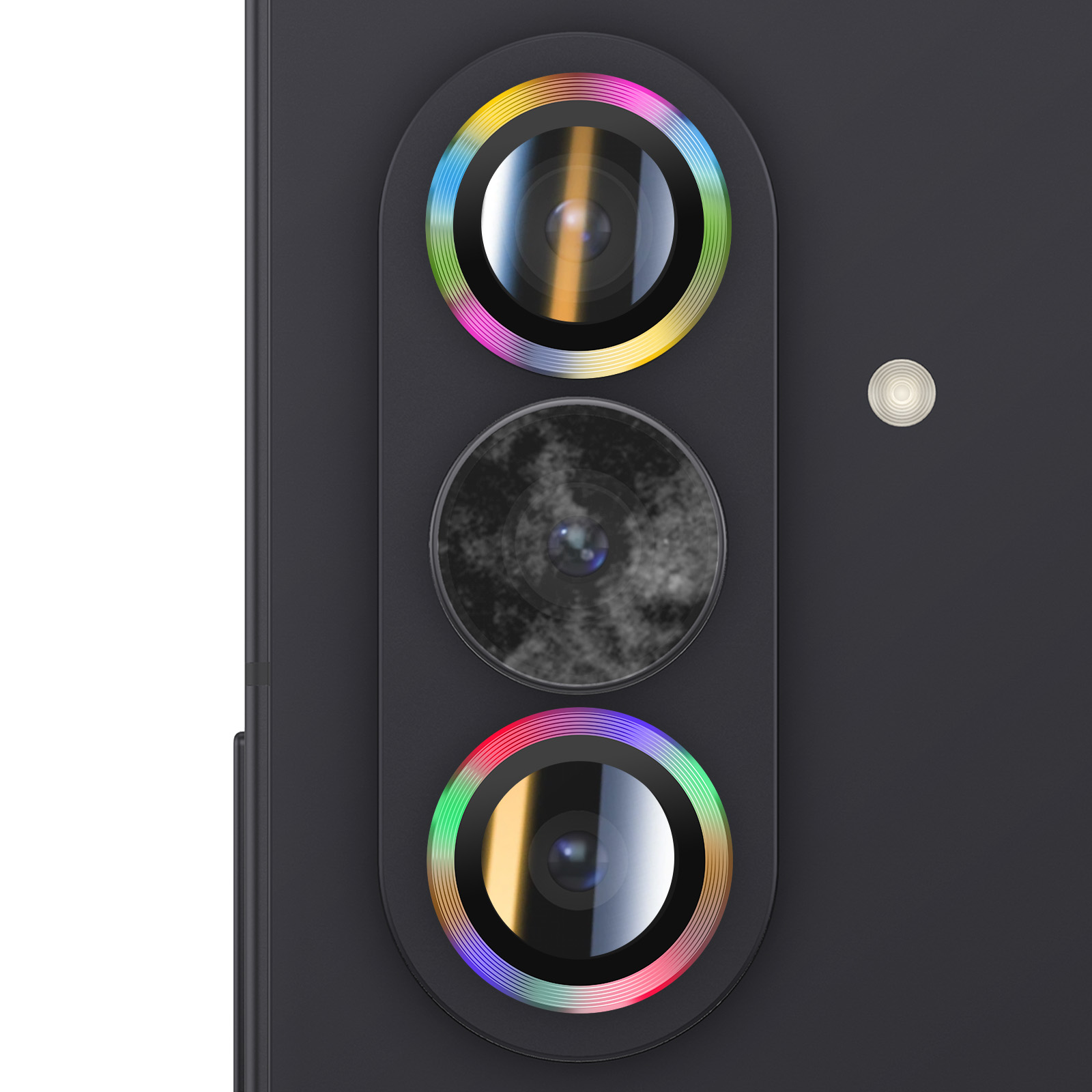 Primo piano di un modulo fotocamera del telefono con tre lenti e un flash. Le lenti hanno anelli colorati.