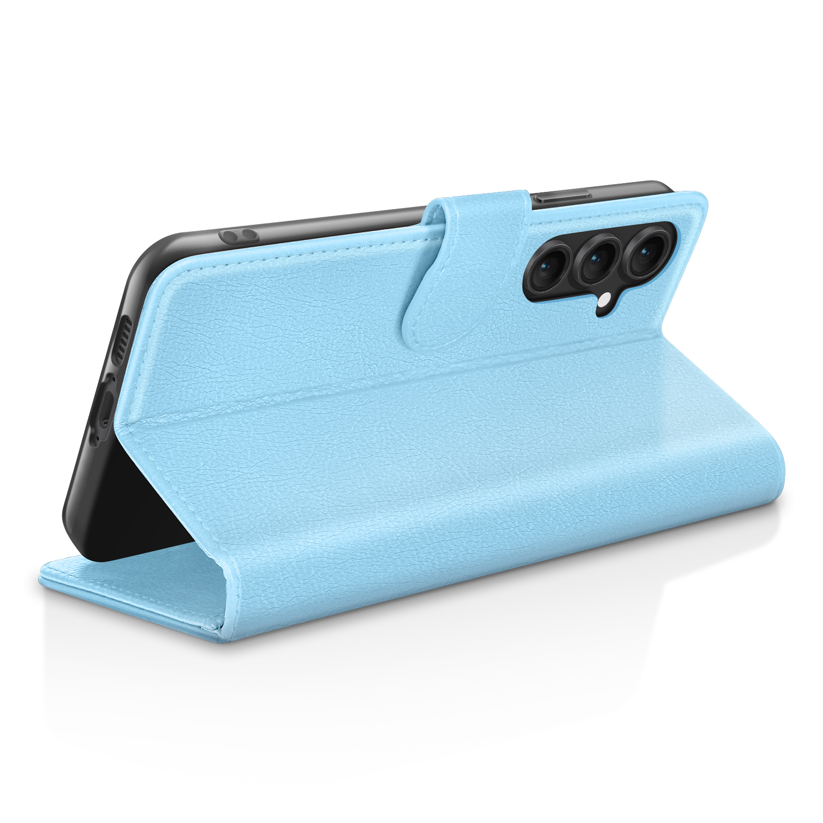 Een lichtblauwe telefoonhoes beschermt een zwarte smartphone. De hoes is open en toont de camera's en het scherm.