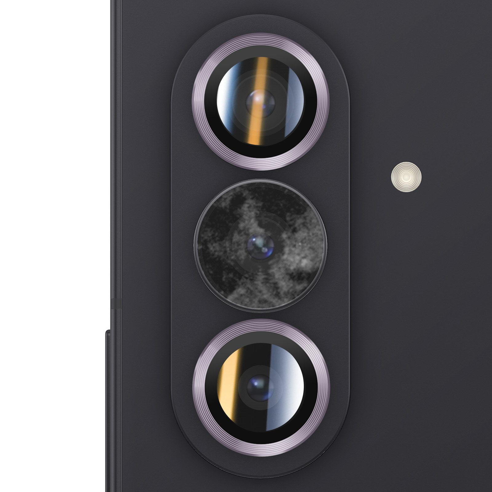 Primo piano del modulo fotocamera di uno smartphone con tre lenti e un flash su una superficie grigio scuro.