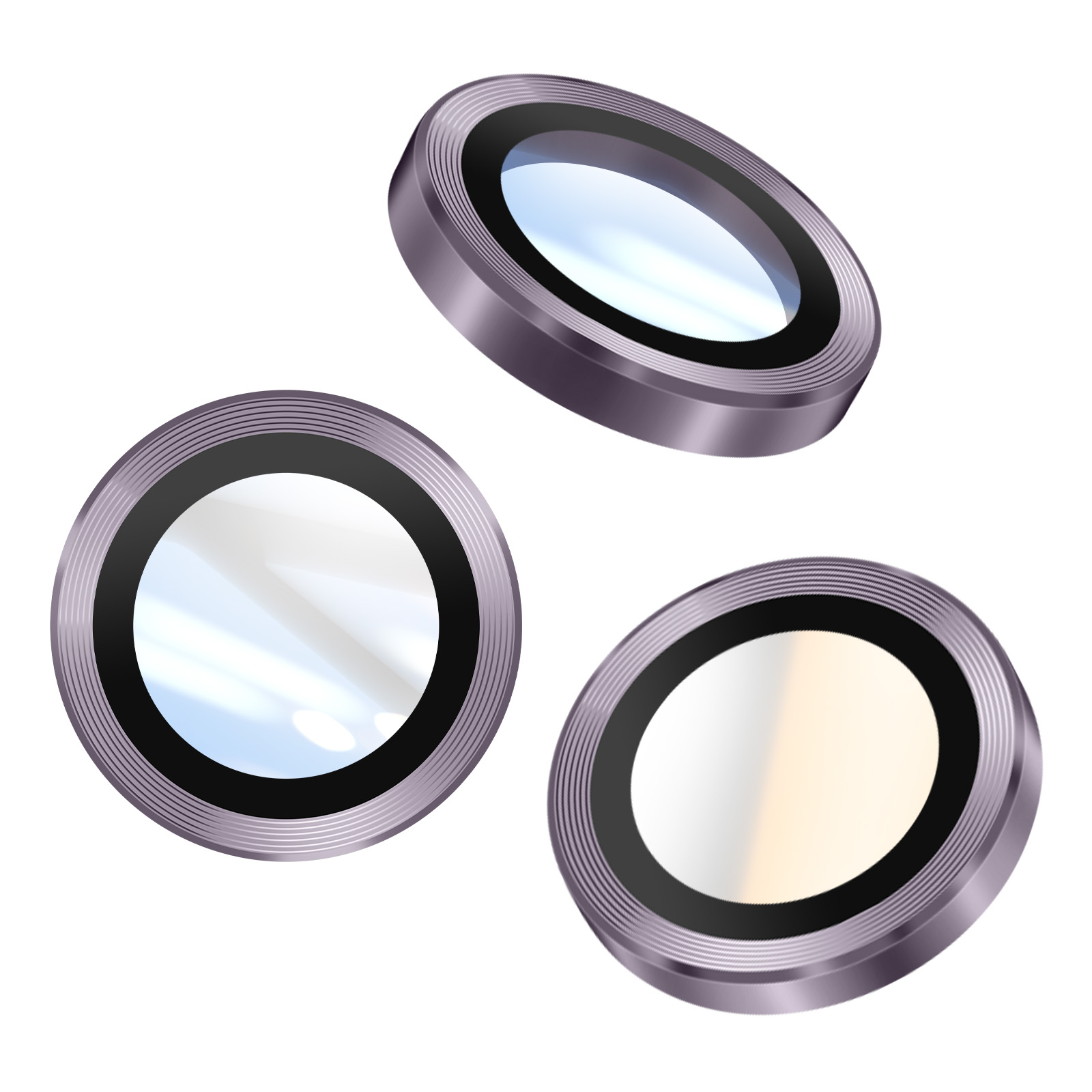 Tre lenti di fotocamera circolari metalliche con bordi neri, che riflettono la luce, su sfondo bianco.