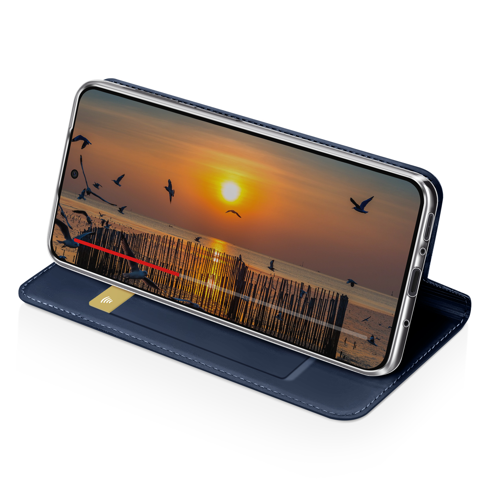 Smartphone in custodia blu mostra tramonto sulla spiaggia con uccelli in volo. C'è una carta d'oro sulla custodia.