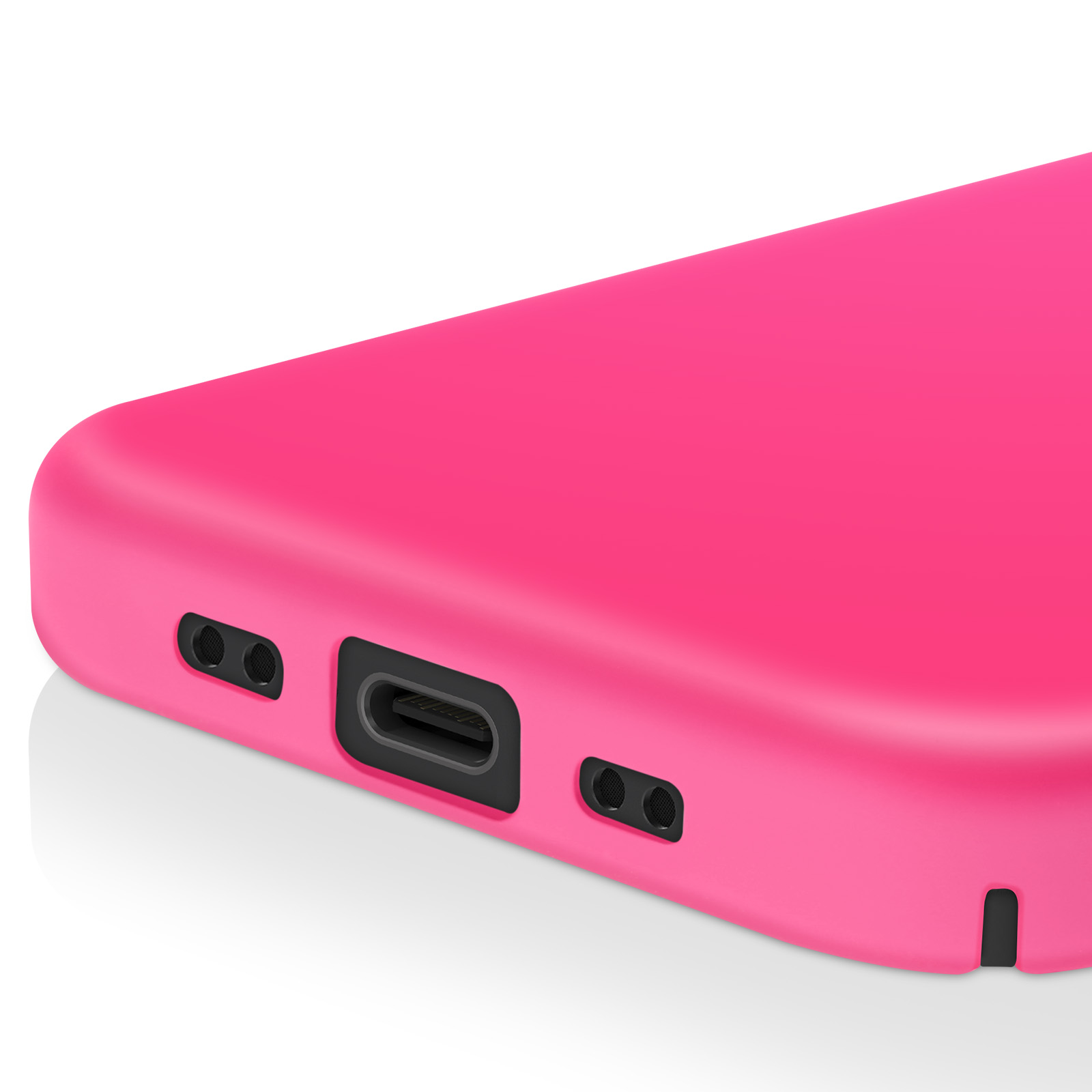 Gros plan sur une coque de téléphone rose. Montrant le port de charge, les trous du haut-parleur et une découpe. Fond blanc.