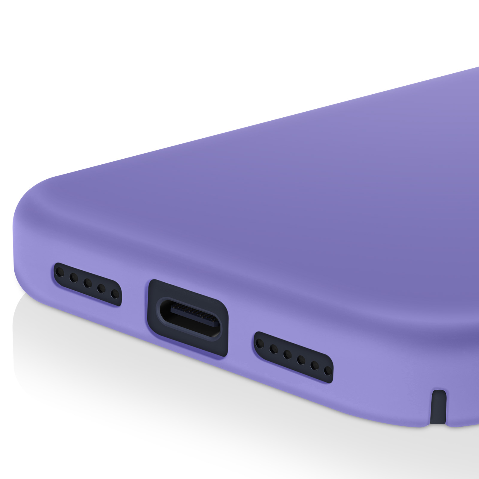 Gros plan d'une coque de téléphone violette, montrant le port de chargement, les trous du haut-parleur et une découpe noire.