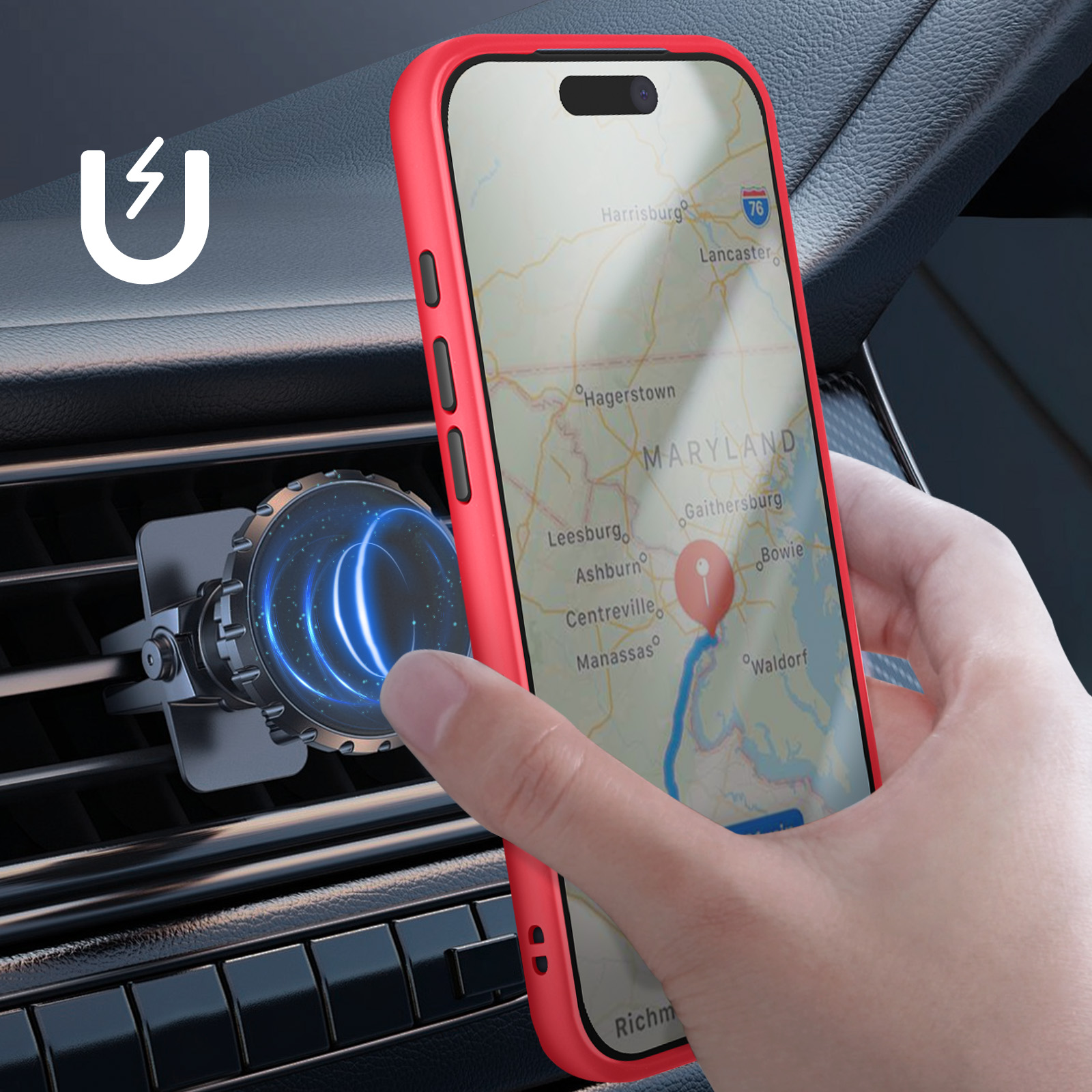 Un telefono con una mappa è montato in una presa d'aria dell'auto, tenuto da una mano. Il telefono ha una custodia rossa.