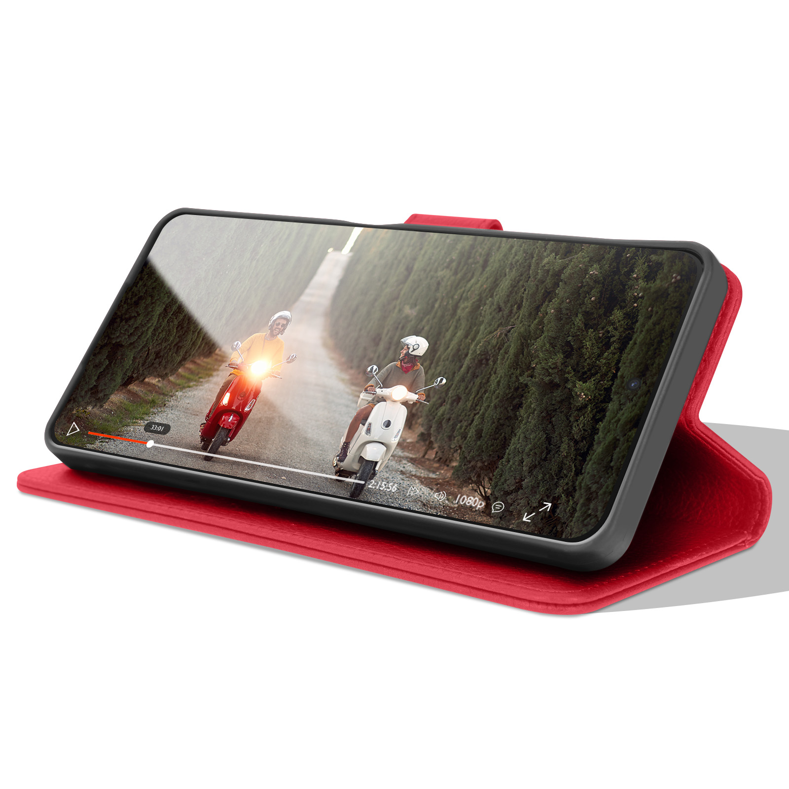 Telefoon met een video van twee scooters op een weg. Rode telefoonhoes. Groene bomen op de achtergrond.