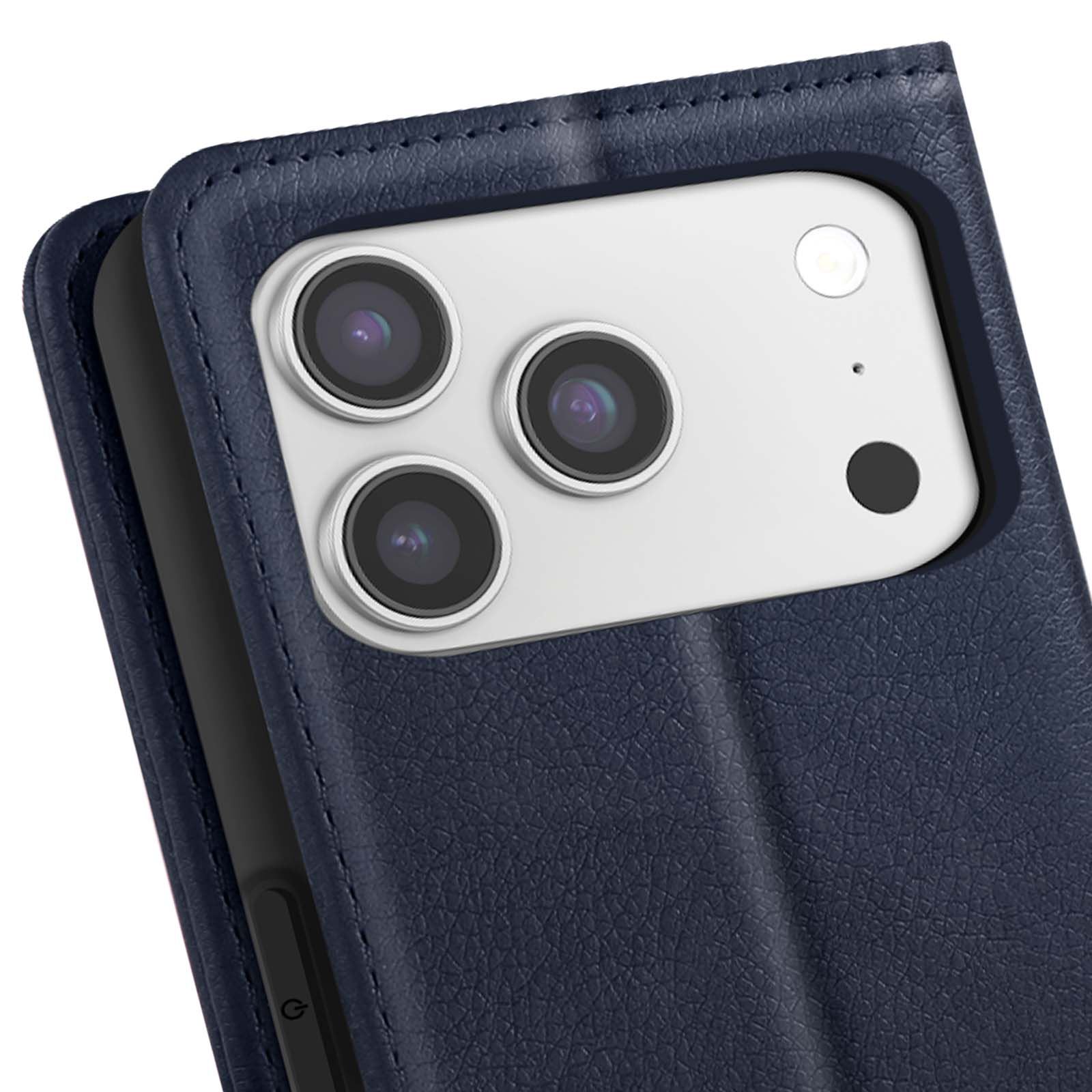 Primo piano di una custodia blu con modulo fotocamera visibile. La custodia ha una superficie strutturata e bordi cuciti.