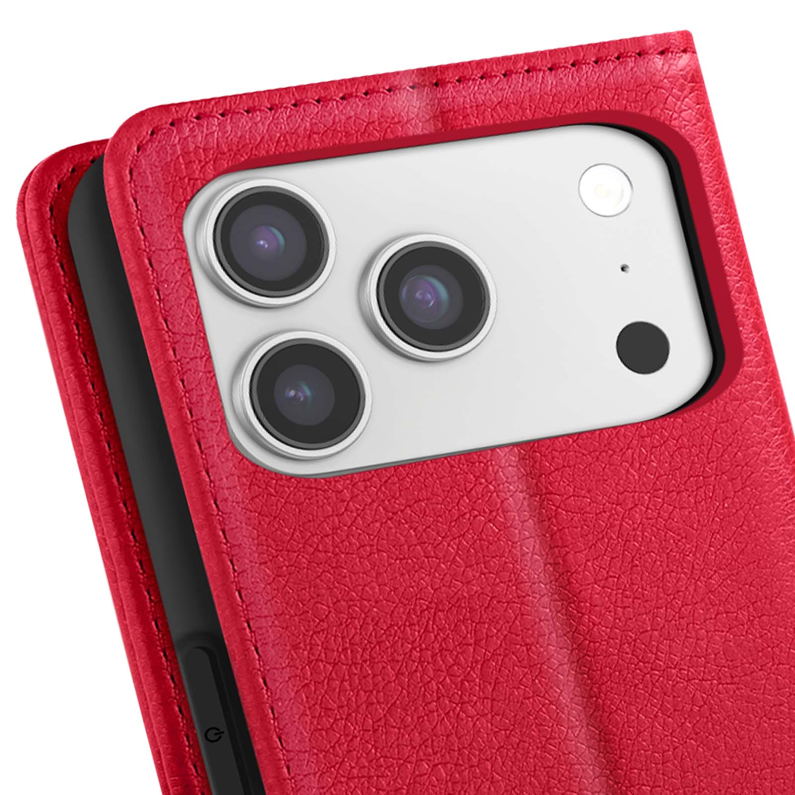 Primo piano di una custodia per telefono in pelle rossa con tre obiettivi e un flash. La custodia è aperta, mostrando il retro del telefono.