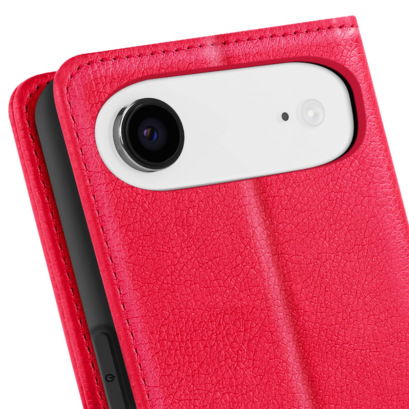 Primo piano di una custodia per telefono in pelle rossa con un ritaglio per la fotocamera. Il telefono è visibile in un'area bianca.