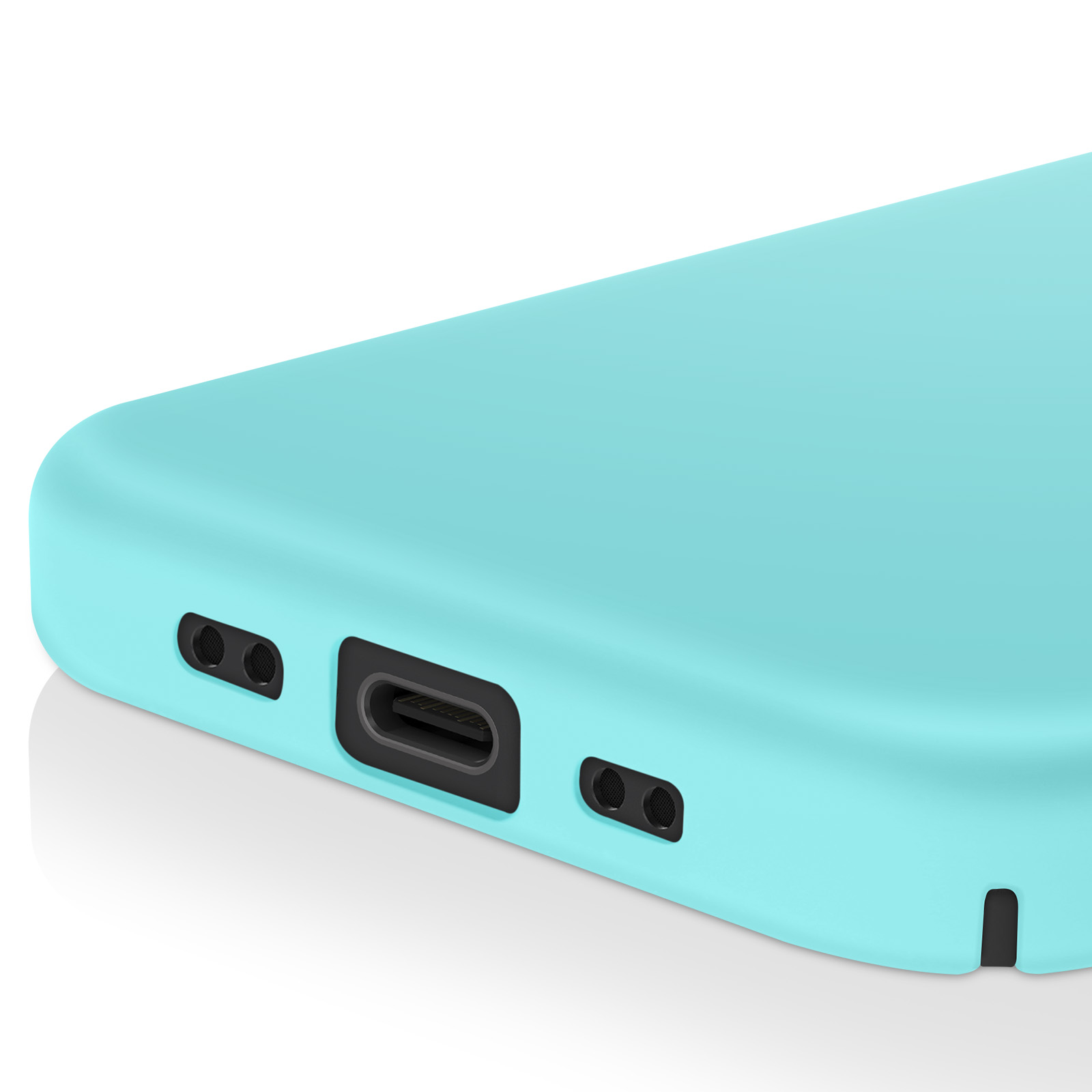 Close-up van een turquoise telefoonhoesje. Zichtbaar zijn de oplaadpoort, twee luidsprekergaten en een uitsparing voor een knop. Witte achtergrond.
