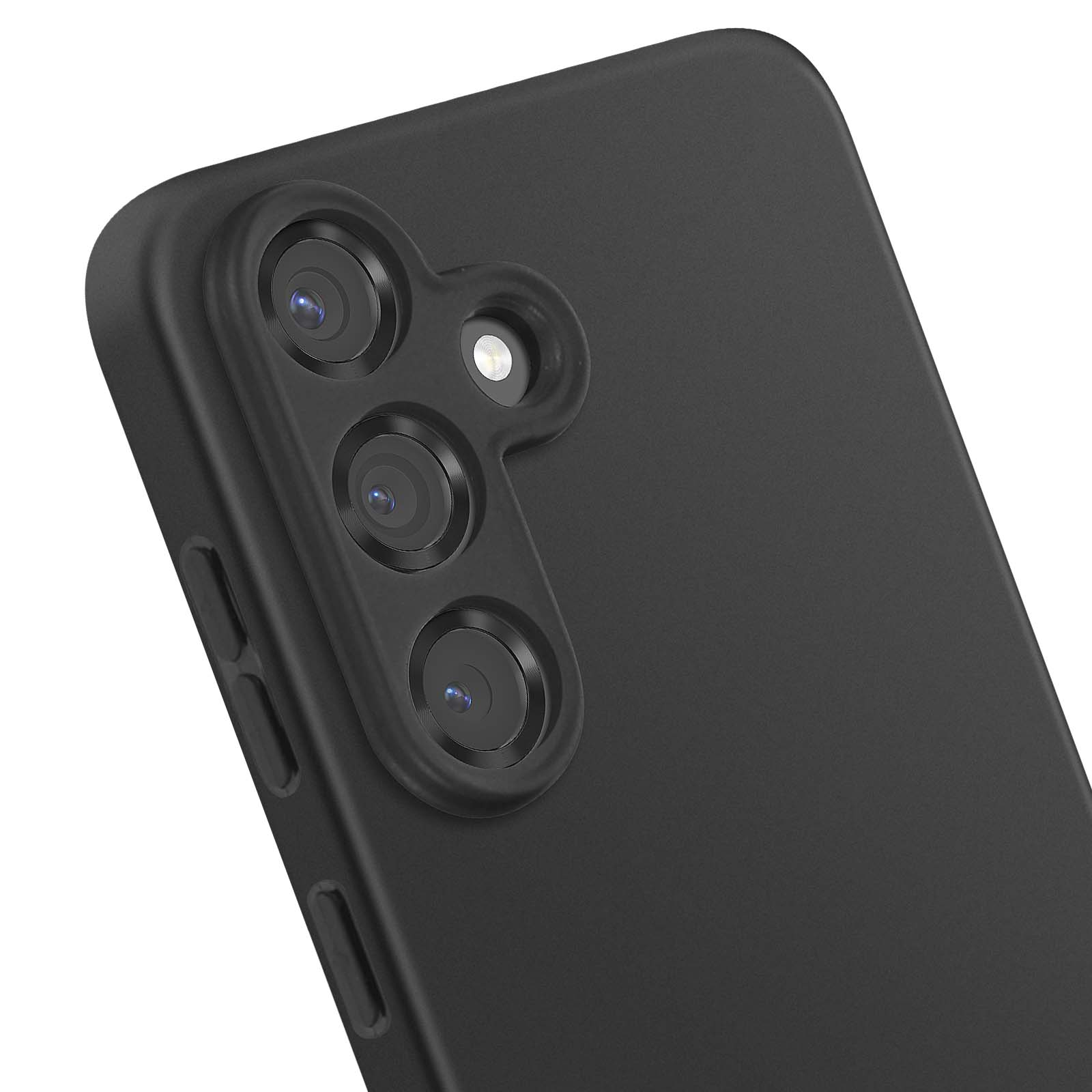 Close-up van een zwarte telefoonhoes met drie cameralenzen en een flitser. De achtergrond is wit.