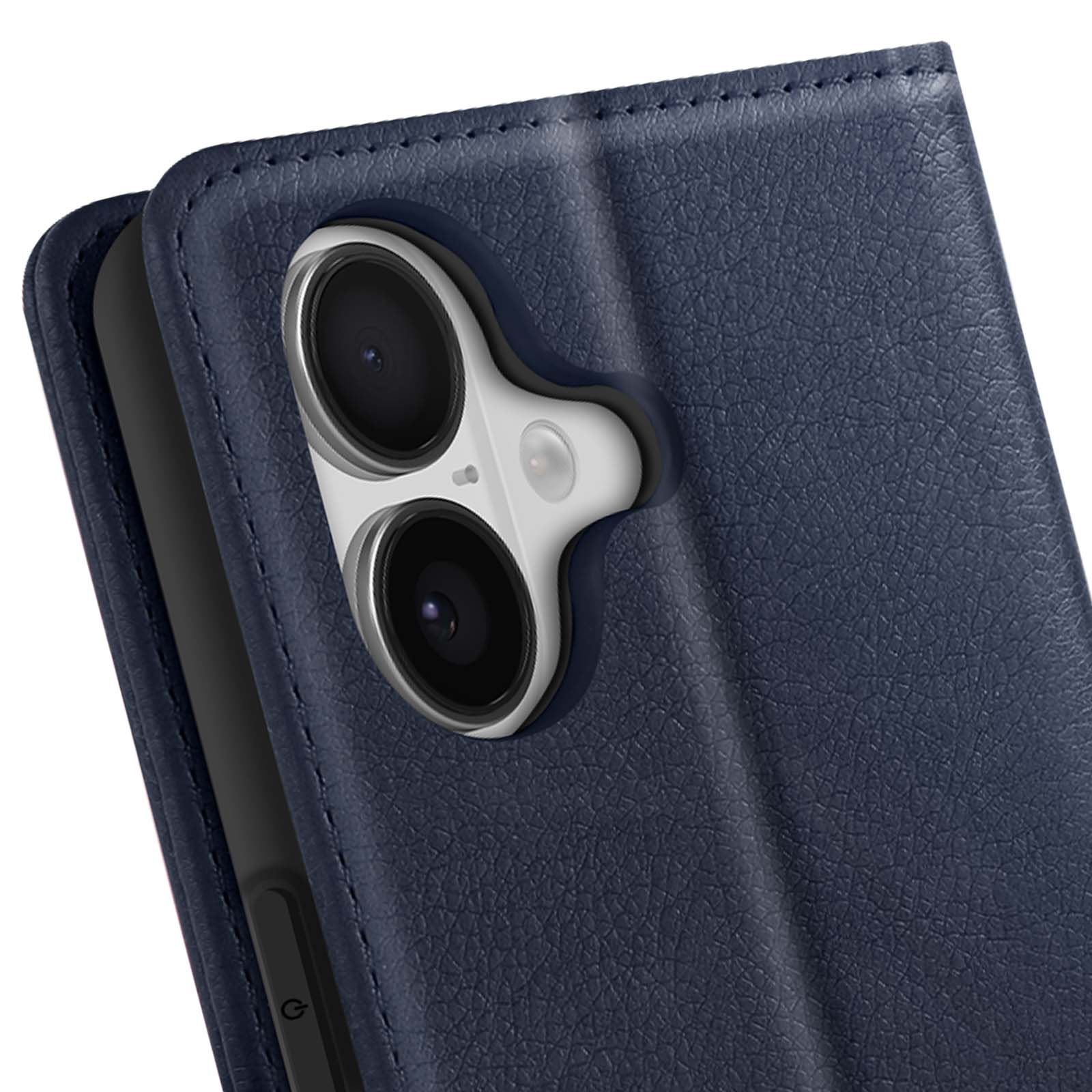 Primo piano di una custodia blu per telefono con modulo fotocamera. La custodia ha una superficie strutturata e cuciture.