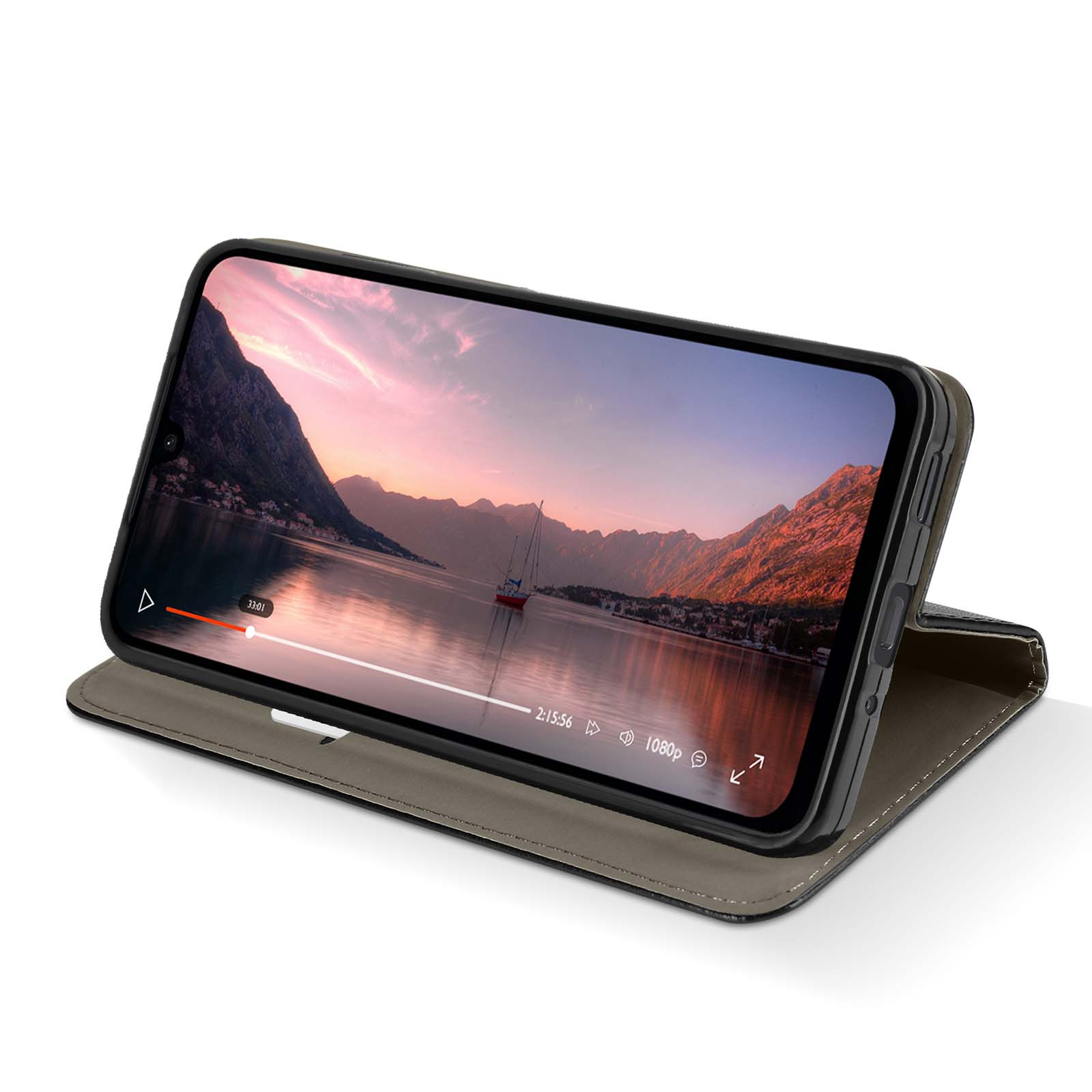 Téléphone affichant une vidéo d'une baie avec des montagnes et un voilier au loin, dans un étui.