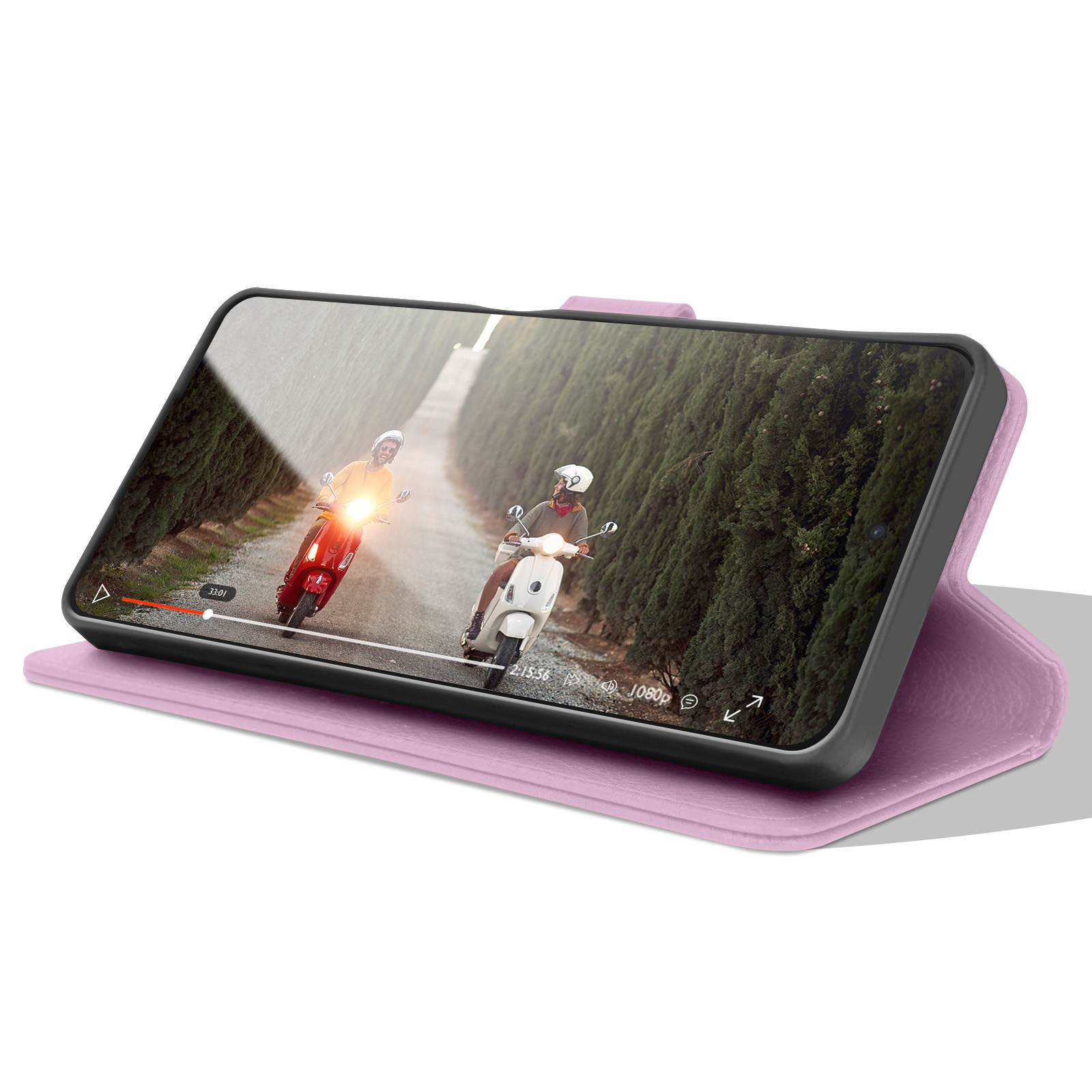 L'écran du smartphone montre une vidéo de deux scooters sur une route bordée d'arbres, le téléphone est dans un étui rose.