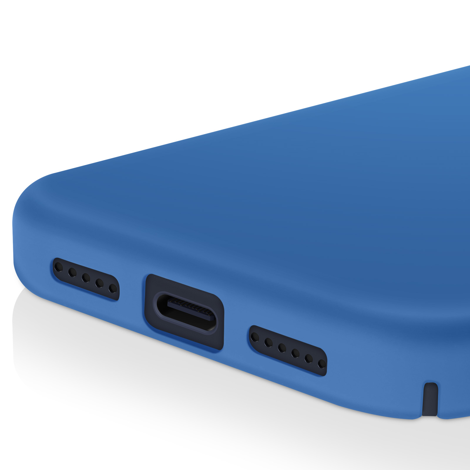Gros plan d'une coque de téléphone bleue avec trous de haut-parleur, port de charge et bord sombre. Fond blanc.