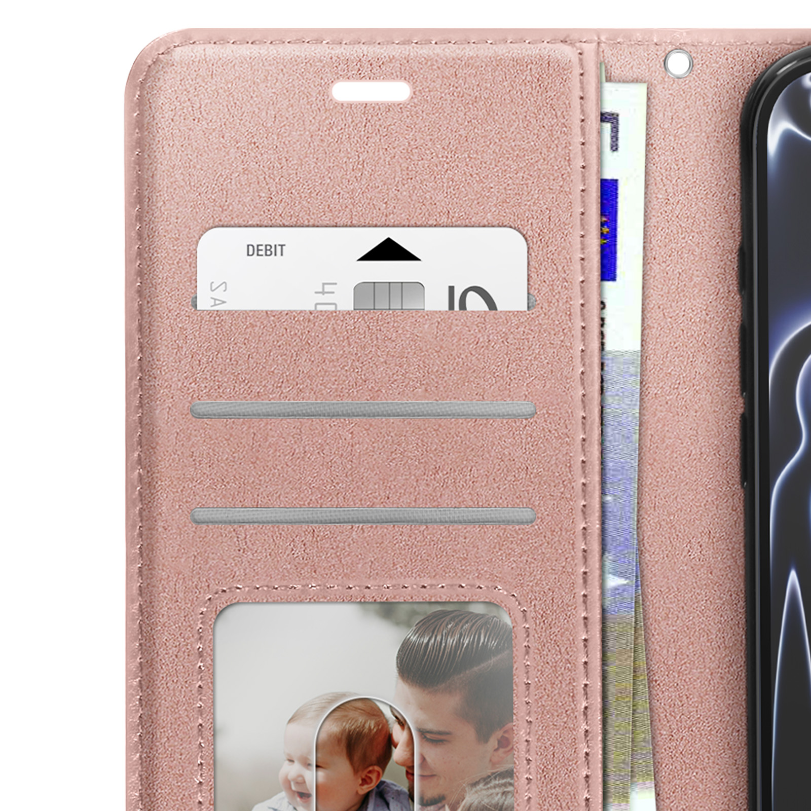 Custodia rosa per telefono con fessure per carte. All'interno, una carta di debito e denaro visibili, foto di bambino e uomo.